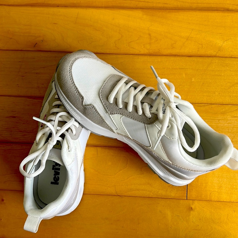 Levi’s size 6 women’s sneakers